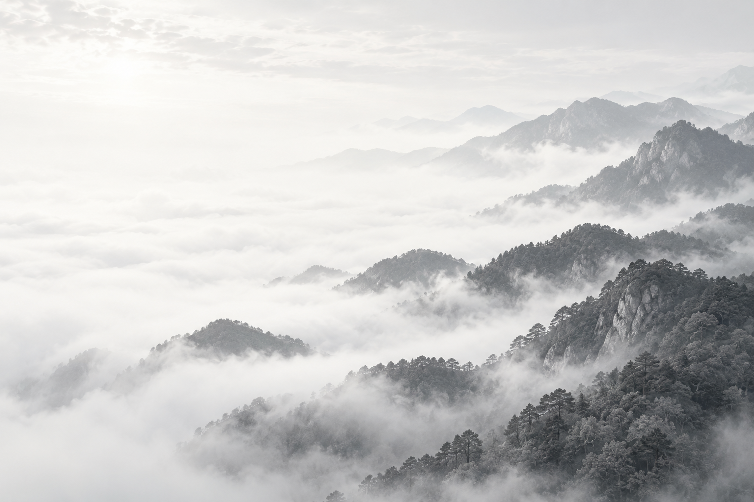 秦岭山境意象：灰白山脉与云海，AI生成品牌意境图